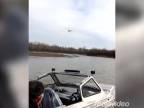 Pilot sa chcel ukázať kamarátom na brehu (Rusko)