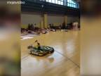 Čínski študenti zostrojili robota, ktorý vie hrať bedminton