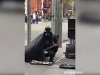 Darth Vader zbiera peniaze na novú "hviezdu smrti"