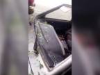 Extrémne veľké krúpy rozbíjali sklá na autách (Rusko)