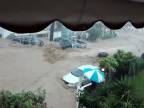 Bleskové záplavy v Grécku zmietli autá do mora