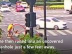 Žena na mopede mala dvakrát smolu (Čína)