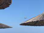 Prelet lietadla ponad pláž letoviska Kamari - Santorini