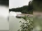 Prvý čln a všetci mokrí ako myši! (Kanada)