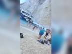 Pád útesu na známej pláži Navagio na ostrove Zakyntos (Grécko)