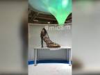 Slečna v tvare lodičky na výstave obuvi Micam v Miláne