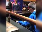 Chlapec úžasne zahral na piane Bohemian Rhapsody