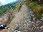 Extrémny downhill cez skalistú holinu (Wales)