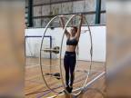 Talentovaná Austrálčanka trénuje na gymnastickom kolese