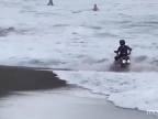 Vypadni s tým mopedom z pláže