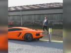 Mladík a jeho Lamborghini