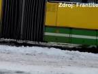 VIDEO: Autobus MHD sa v Bratislave šmýkal dole kopcom