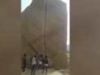 Indovia sa snažia rozpoliť 10-metrovú skalu kladivom a klinom