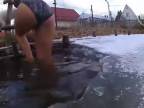 Mladá Ruska vydržala v ľadovej vode hodinu!