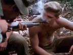 Americkí vojaci húlia trávu vo Vietname cez brokovnicu