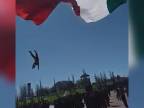 Vojaka "zobrala" 10-metrová štátna vlajka (Mexiko)