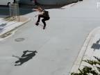 Brandon Westgate skúsil na skejte preskočiť ulicu