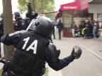Policajt na 1. mája hodil do davu kus dlažby (Paríž)