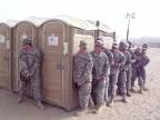 Vojaci testovali, koľko sa ich zmestí do mobilného WC