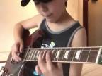 Má len 8 rokov, ale keď mu dáte gitaru...