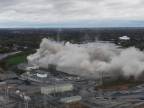 Odstrel bývalej elektrárne v Novom Anglicku (USA)