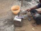 Výroba ručne robeného noža v Indii