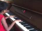 Mladý Ind hrá na klavíri ako boh