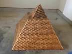 Najväčšia pyramída postavená z centoviek váži skoro 3 tony