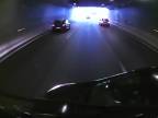Vodič kamiónu pred sebou tlačil v tuneli osobné auto