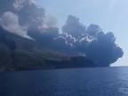 Pohľad z lode na erupciu sopky Stromboli (Taliansko)