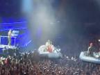 Členovia Rammsteinu prišli na svoj koncert na pódium na člnoch