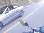 Drzý vodič mercedesu vs motorkár (Kolumbia)