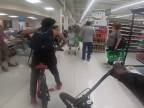 Brightonský bicyklový gang rozhneval ľudí v nákupnom centre