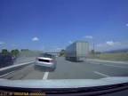Nepozorný vodič Audi nabúral do idúceho kamióna (Francúzsko)