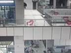 V nákupnom centre sa zrútila časť strechy (Čína)