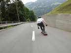 Impresívny zjazd na longboarde vo Švajčiarsku (100 km/h)