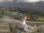 Na letisku zomrel jeden dovolenkár pri páde lietadla (Nepál)