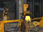 Dievčatá sa snažia ukradnúť bicykel Rio de Janeiro