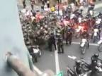 Ekvádorská armáda bráni protestujúcich pred políciou