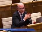Opitý minister Glváč huláka v Parlamente