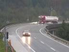 Tragická nehoda v Slovinsku na viadukte (šofér kamiónu neprežil)