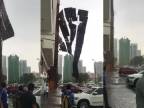 Lešenie sa zrútilo rovno na ulicu (Abu Dhabi)