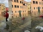 V zatopených Benátkach si chcel urobiť selfie