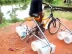 Inžinier testuje svoj prvý prototyp plávajúceho bicykla