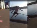 Chlapík sa chcel osviežiť skokom do vody