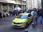 Grécki hooligans rozohnali modliacich sa moslimov rovno na ulici
