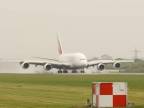 Airbus A380 pristáva na mokrej dráhe