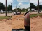 Vrtuľník vojenskej polície urobil z kamióna kabriolet