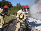Zásah holandských hasičov - horiace auto