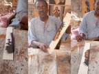 Umelec robí krásne obrazy z rôznych pieskov (Senegal)